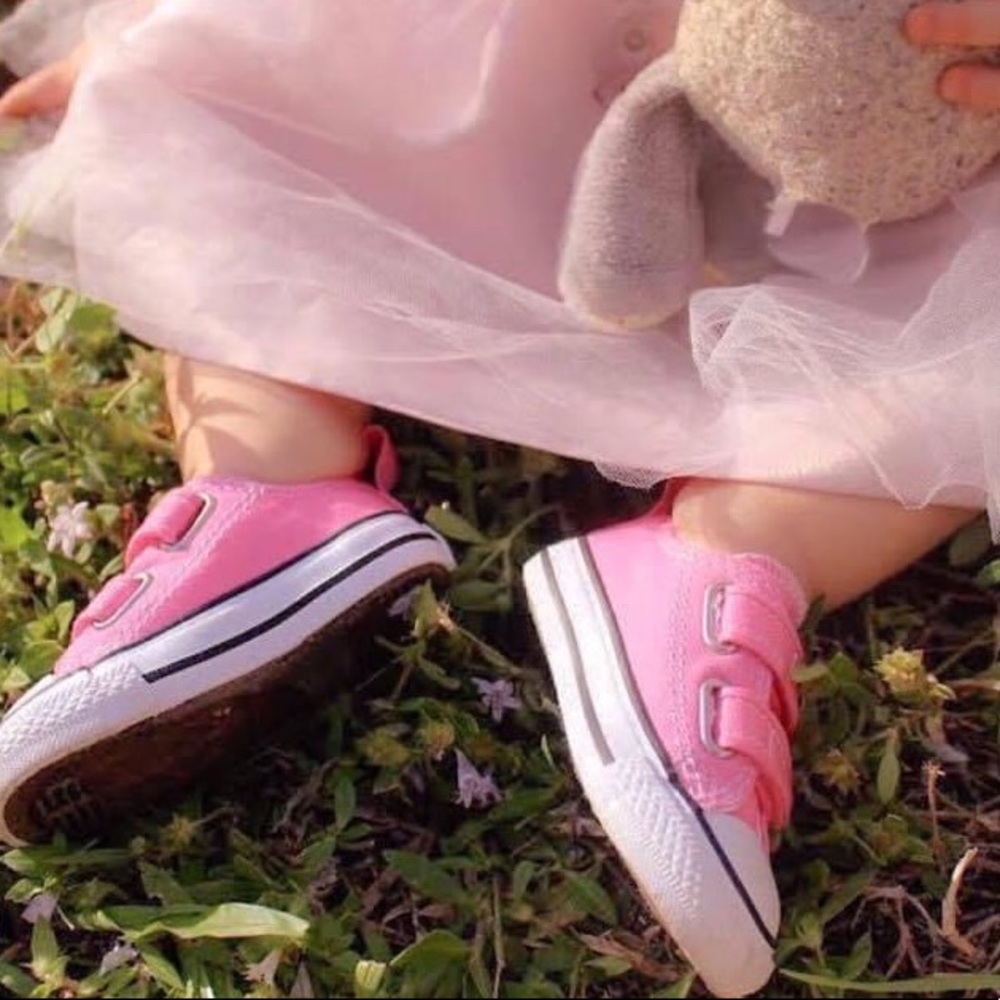 Like new pink converse all star shoe